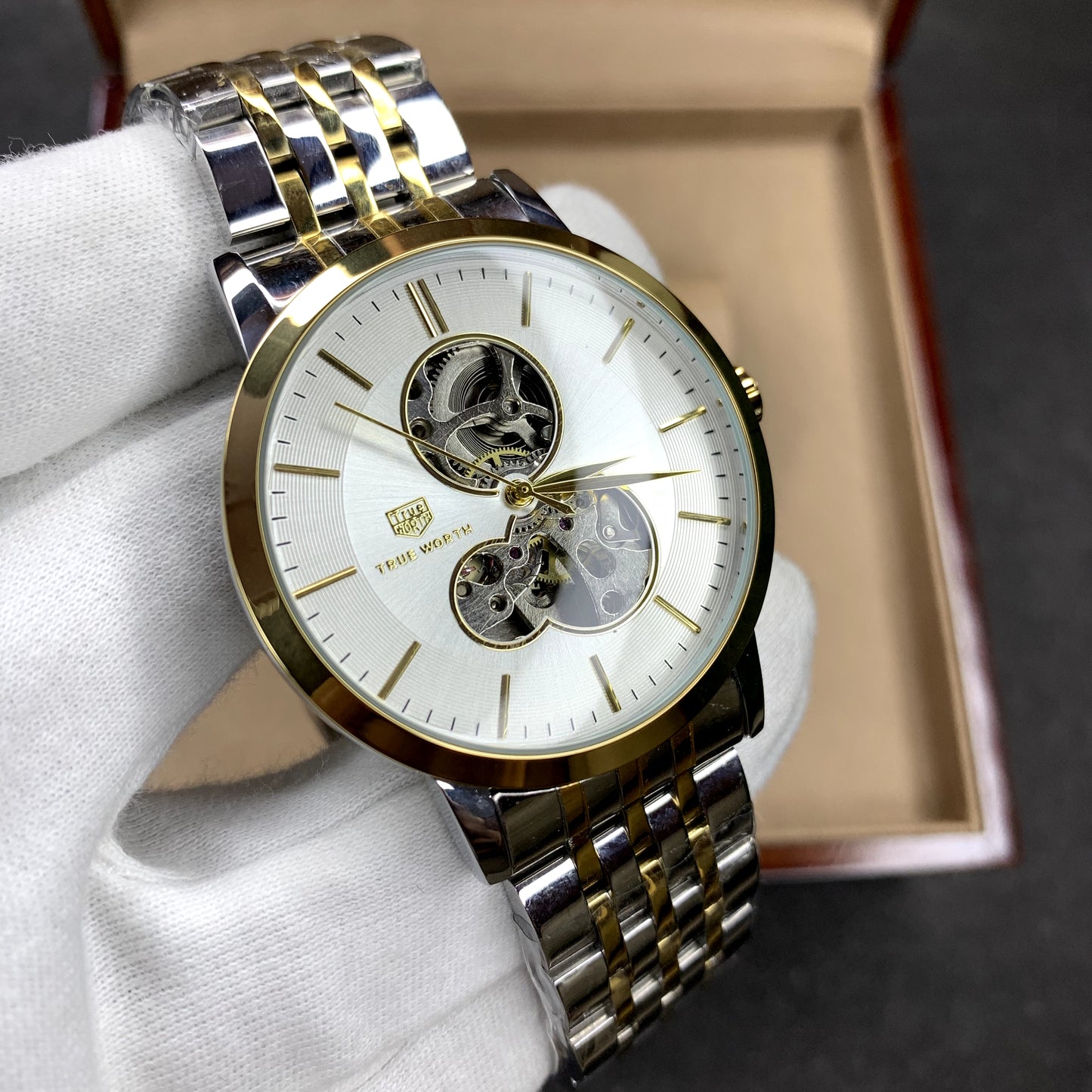 Trueworth Self-Winding Watch – Elegance Meets Innovation