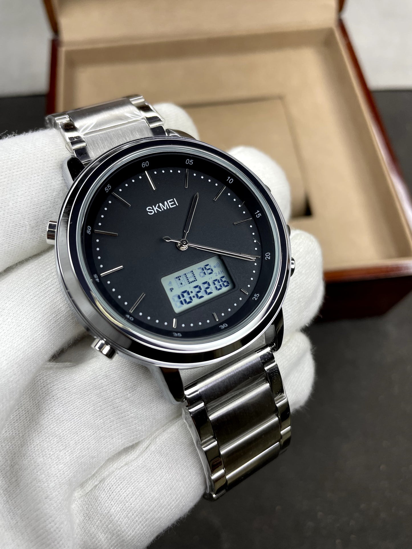 Skmei 1652 Luxury Chain Watch with Digital & Analog Display